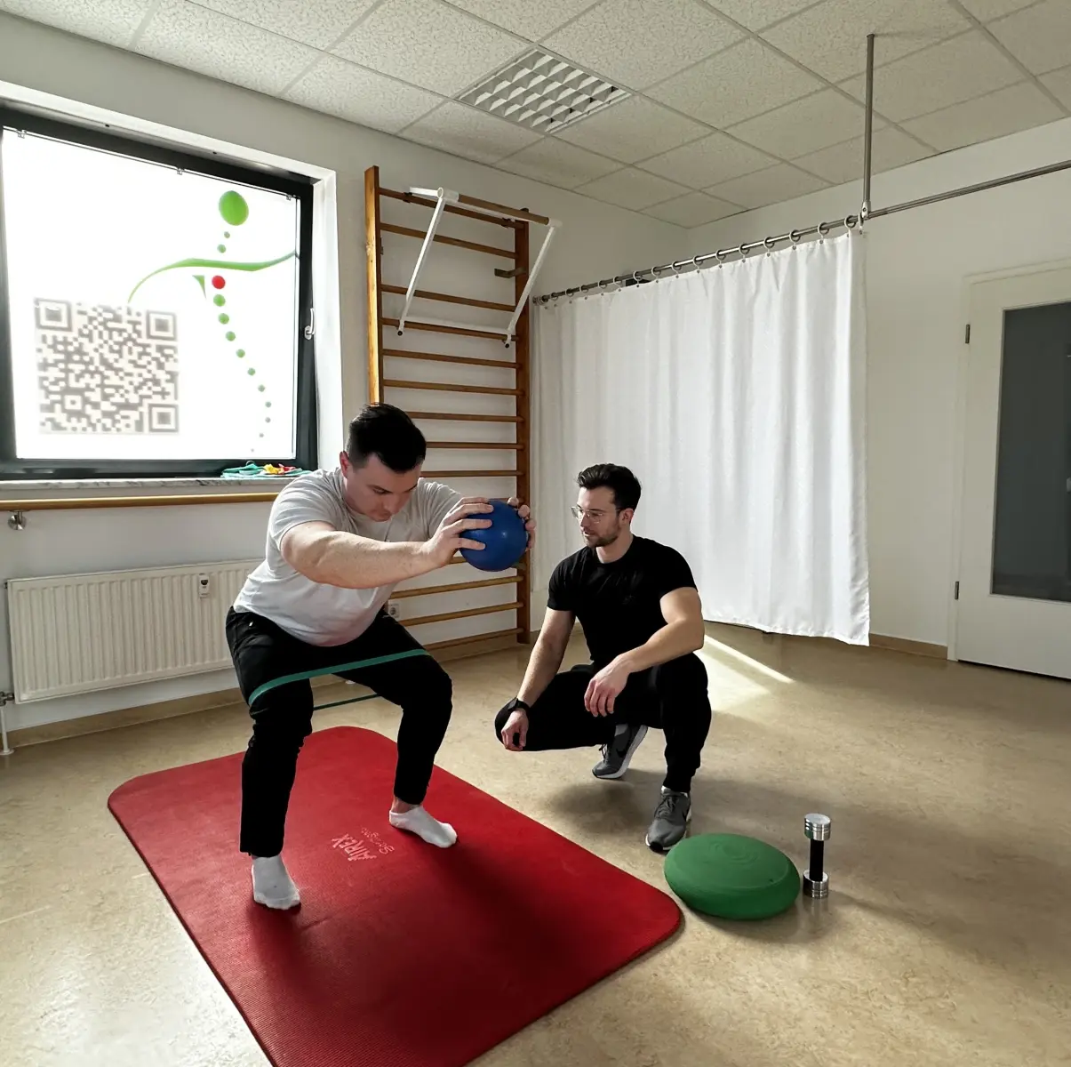 Trainer hilft Kunden beim Training von Personal Training Lukas Schön