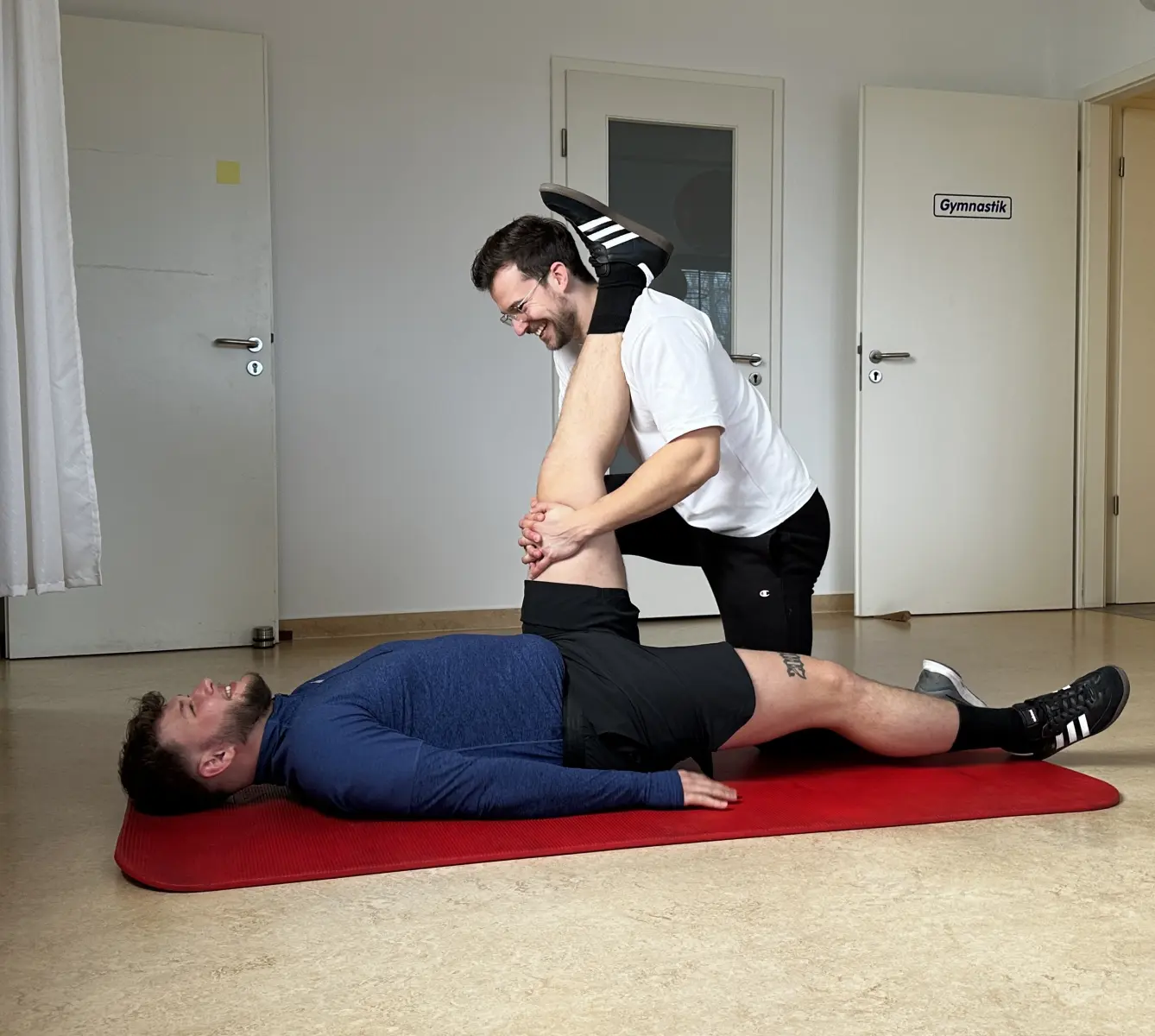 Trainer hilft Kunden beim Training von Personal Training Lukas Schön