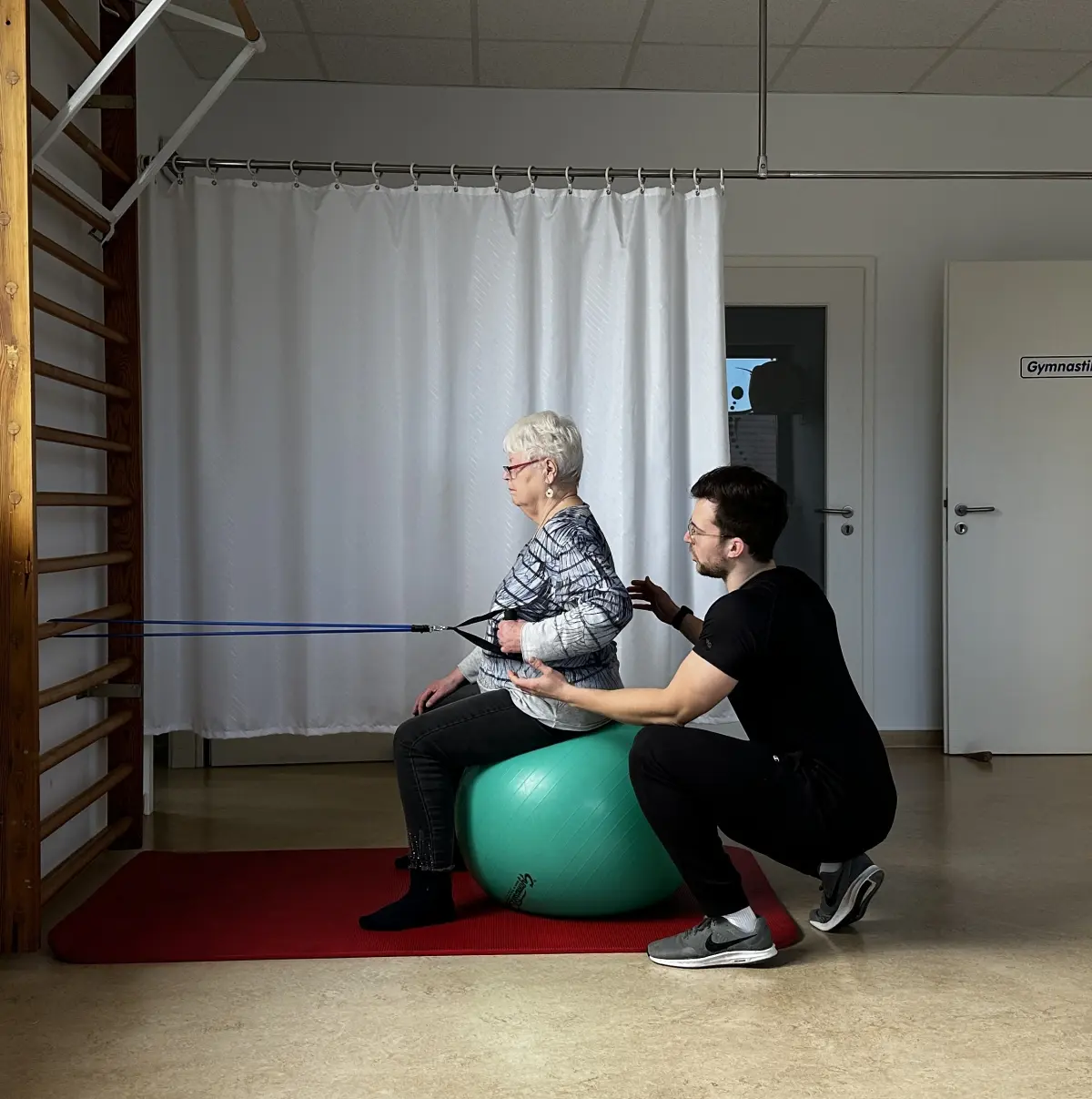 Trainer hilft Kunden beim Training von Personal Training Lukas Schön