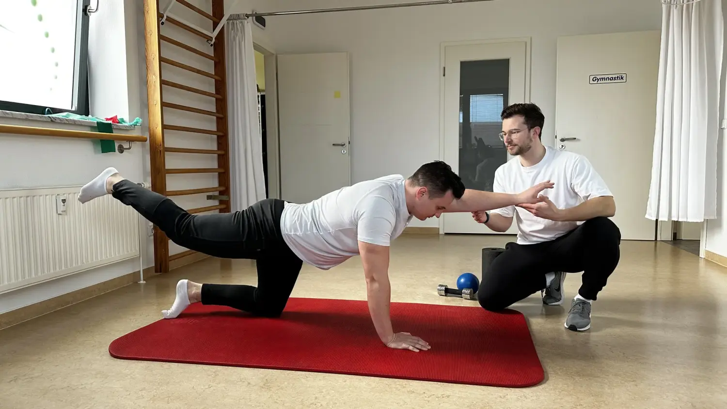 Trainer hilft Kunden beim Training von Personal Training Lukas Schön