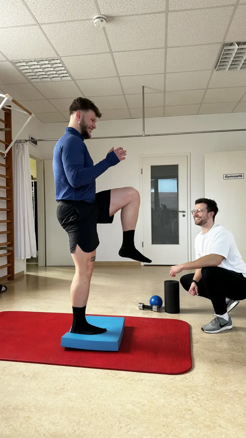 Trainer hilft Kunden beim Training von Personal Training Lukas Schön