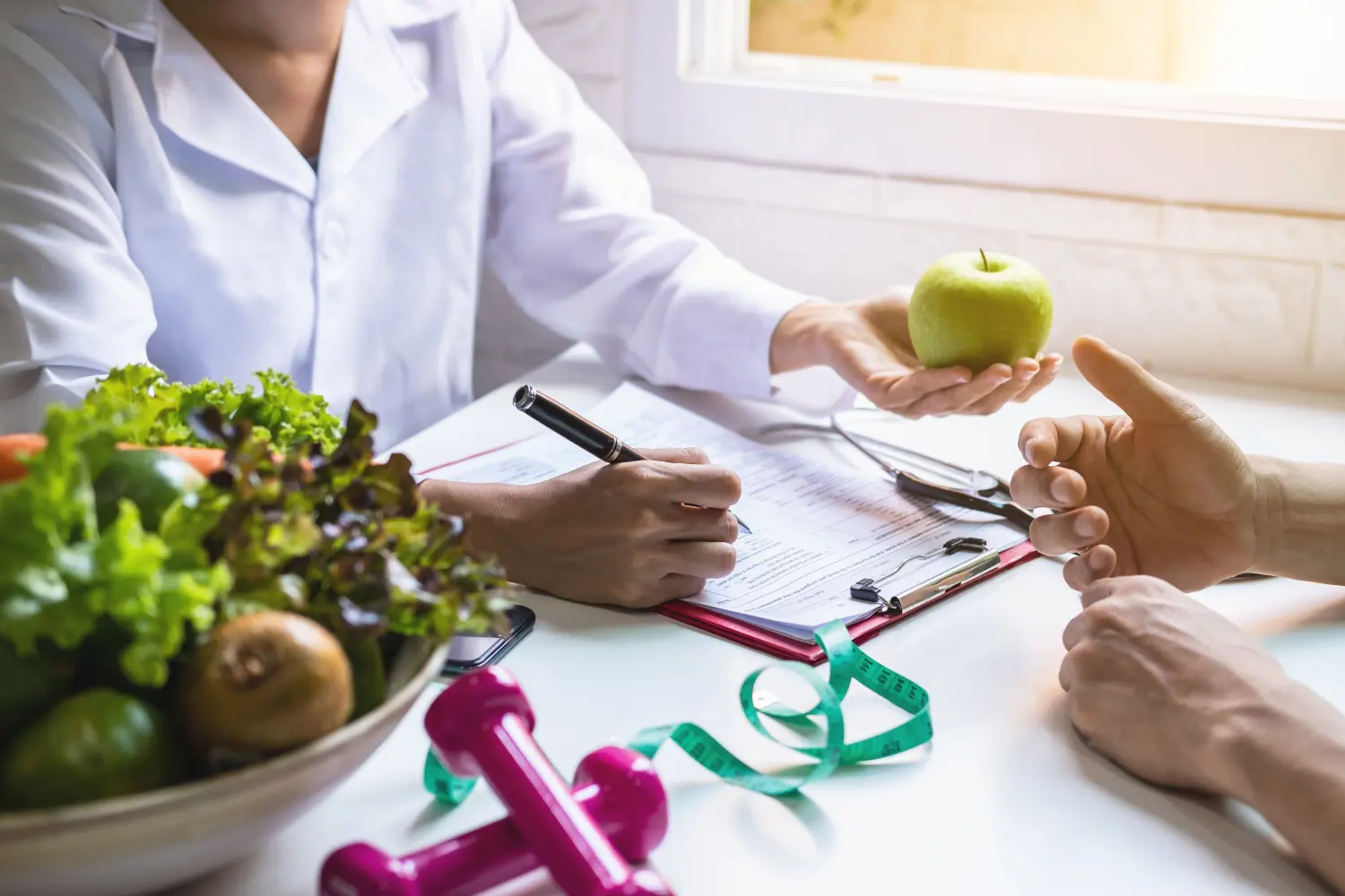 Ernährungsberater berät Patienten zu gesundem Obst und Gemüse, richtige Ernährung und Diätkonzept